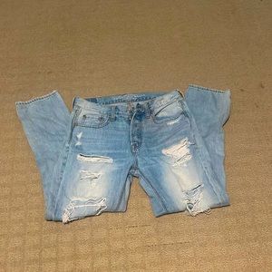 SIZE 4 RIPPED AE JEANS